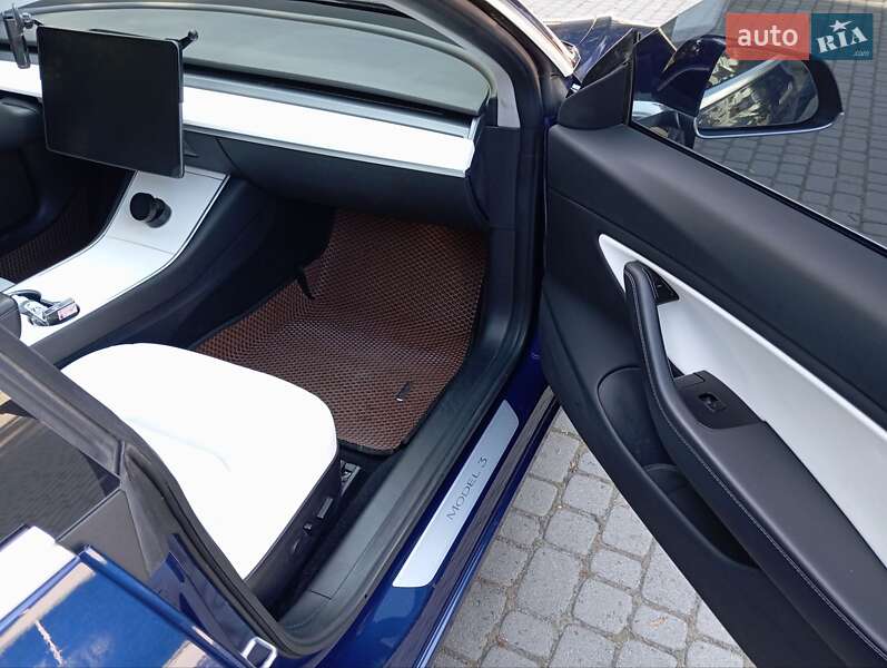 Седан Tesla Model 3 2018 в Львові