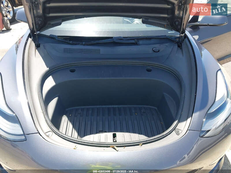 Седан Tesla Model 3 2021 в 