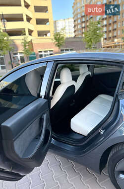 Седан Tesla Model 3 2022 в 