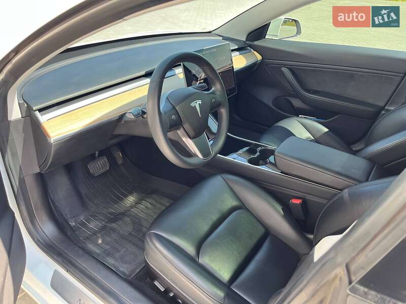 Седан Tesla Model 3 2019 в Львове