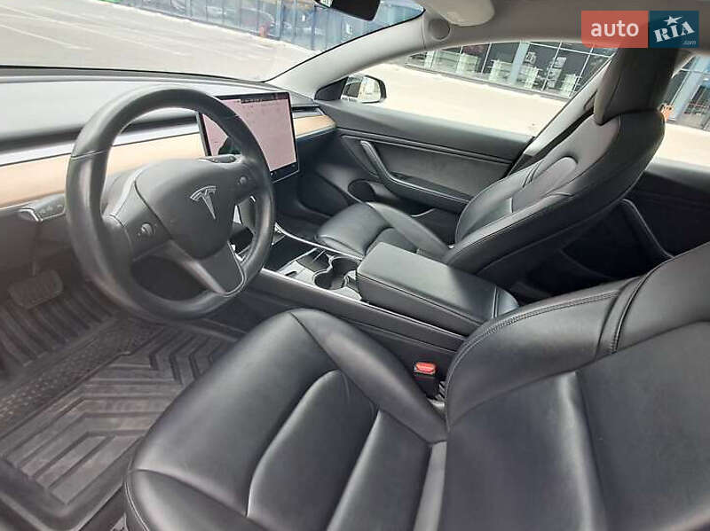 Седан Tesla Model 3 2018 в Львове