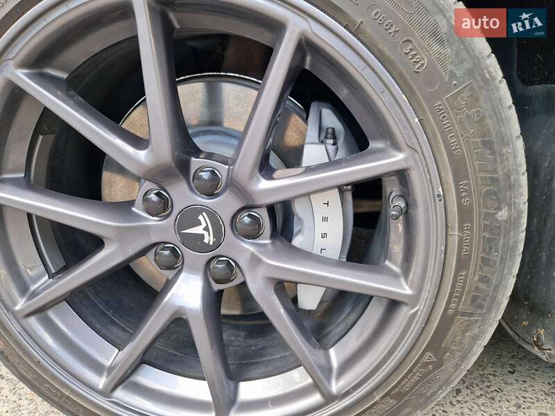 Седан Tesla Model 3 2021 в 