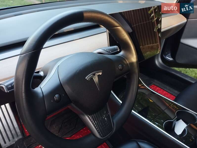 Седан Tesla Model 3 2019 в Ужгороде