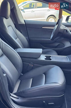 Седан Tesla Model 3 2023 в 