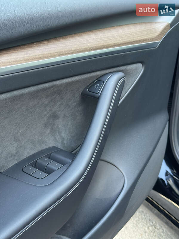 Седан Tesla Model 3 2023 в Сумах