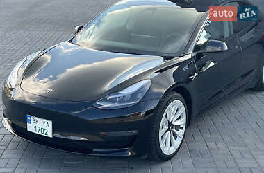 Седан Tesla Model 3 2022 в 