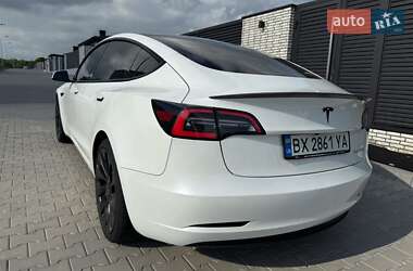Седан Tesla Model 3 2022 в 