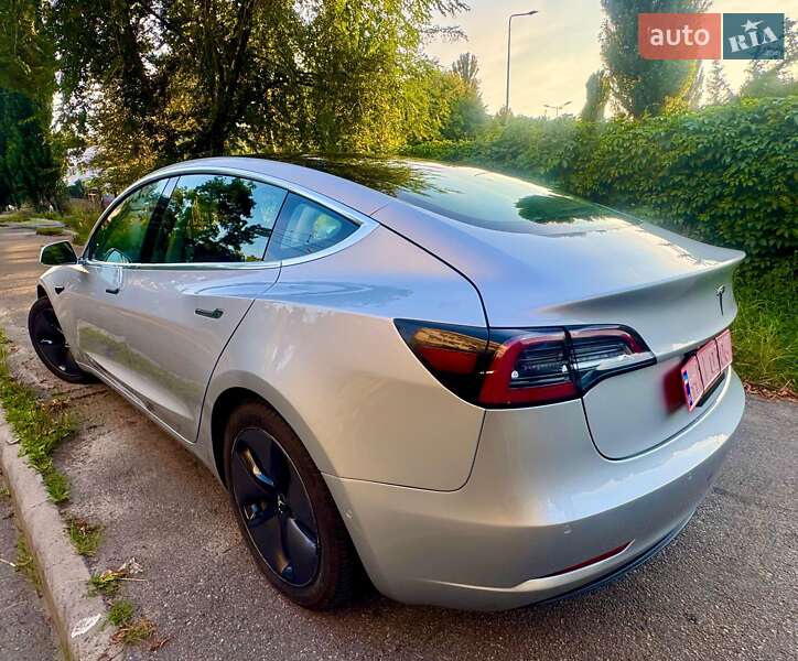 Седан Tesla Model 3 2018 в Киеве