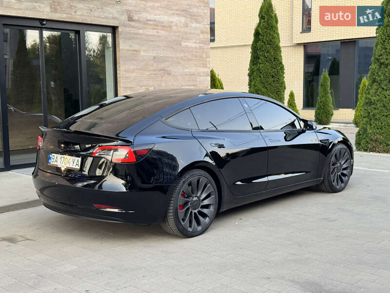 Седан Tesla Model 3 2022 в Ужгороді