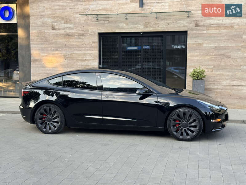 Седан Tesla Model 3 2022 в Ужгороді