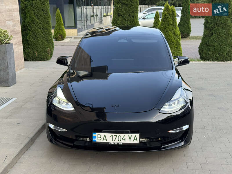 Седан Tesla Model 3 2022 в Ужгороді