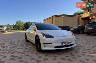 Седан Tesla Model 3 2022 в 