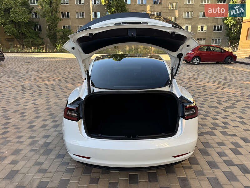 Седан Tesla Model 3 2022 в Измаиле