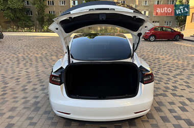 Седан Tesla Model 3 2022 в 
