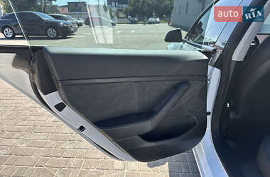 Седан Tesla Model 3 2022 в 