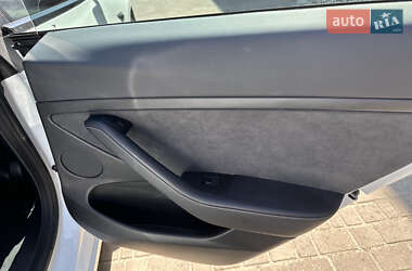 Седан Tesla Model 3 2022 в 