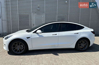 Седан Tesla Model 3 2022 в 