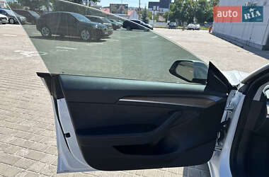 Седан Tesla Model 3 2022 в 