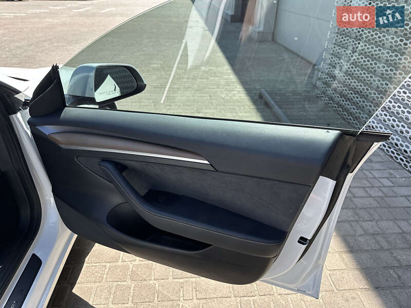 Седан Tesla Model 3 2022 в Львові