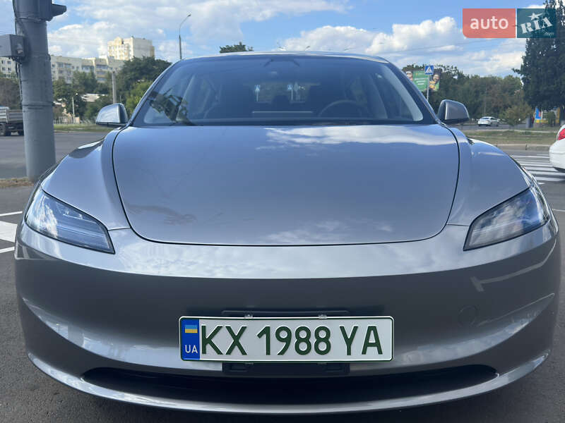 Седан Tesla Model 3 2024 в 