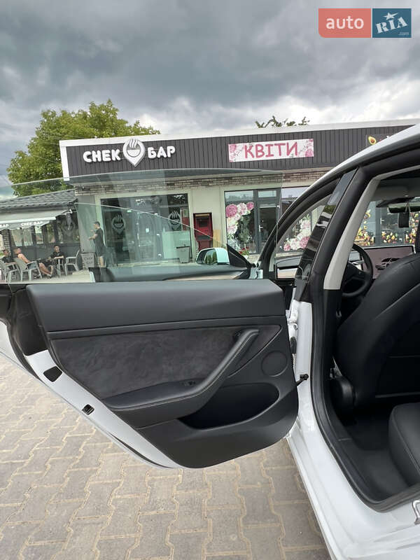 Седан Tesla Model 3 2022 в Чернівцях