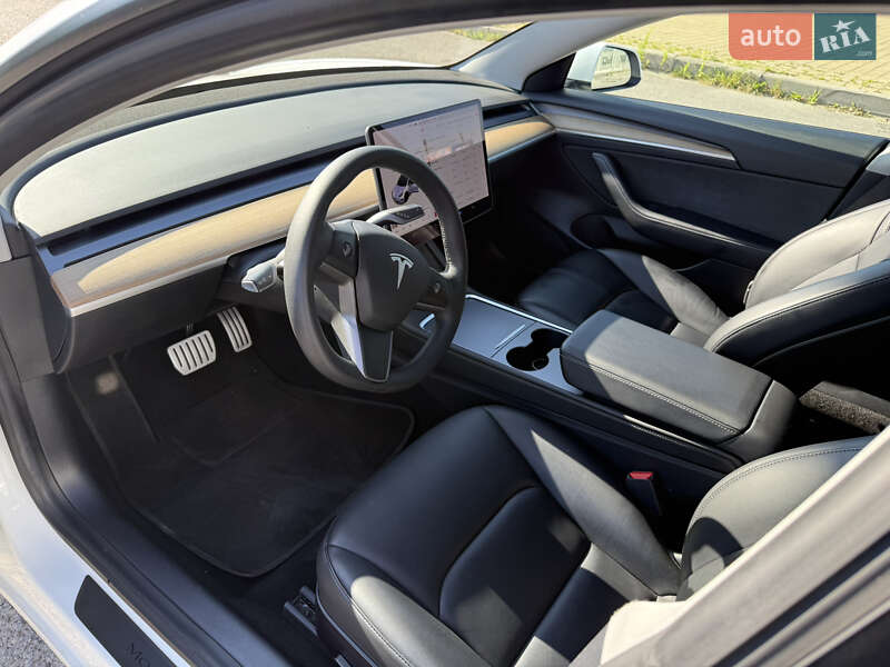 Седан Tesla Model 3 2021 в Львові