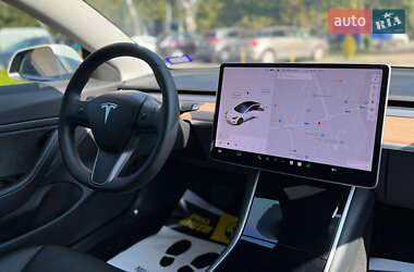 Седан Tesla Model 3 2020 в 