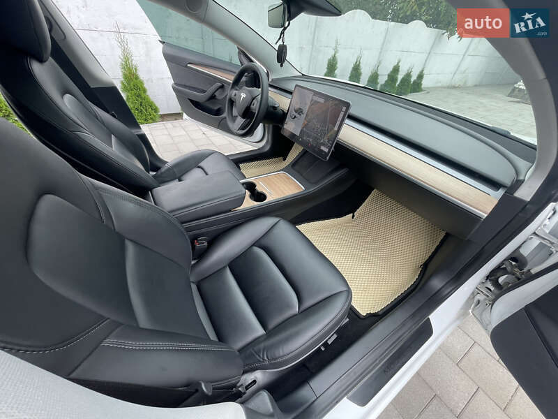 Седан Tesla Model 3 2021 в Рівному