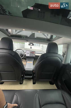Седан Tesla Model 3 2021 в 