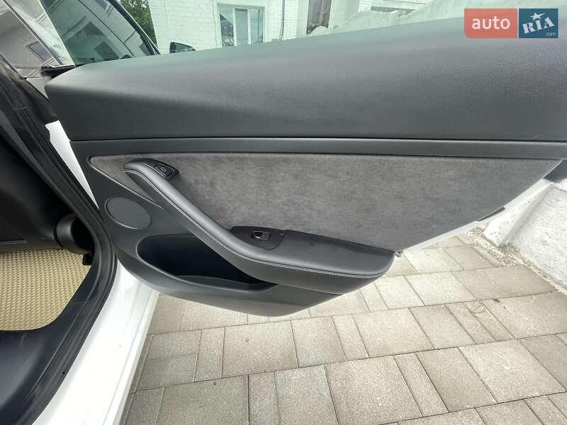 Седан Tesla Model 3 2021 в Рівному