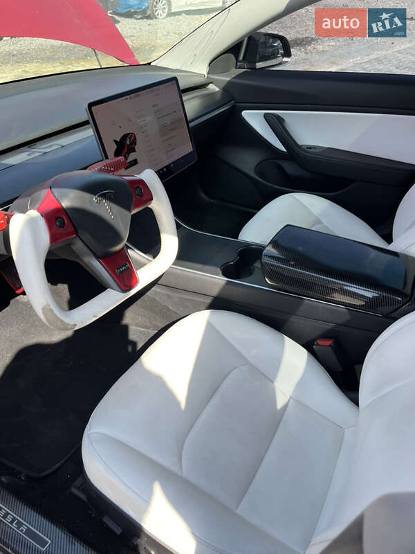 Седан Tesla Model 3 2020 в Львове