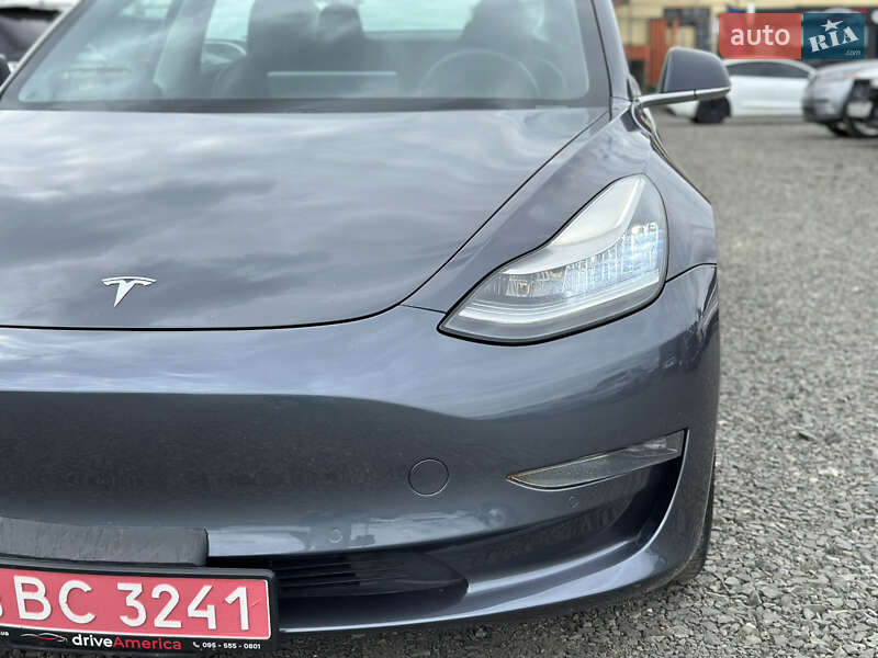 Седан Tesla Model 3 2018 в Луцке