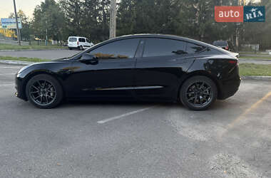 Седан Tesla Model 3 2022 в 