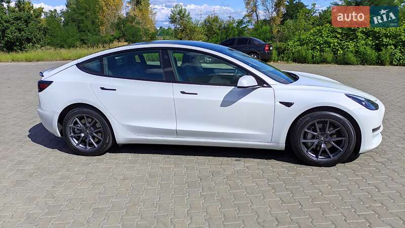 Седан Tesla Model 3 2022 в Києві