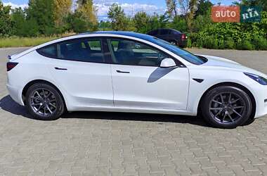 Седан Tesla Model 3 2022 в 