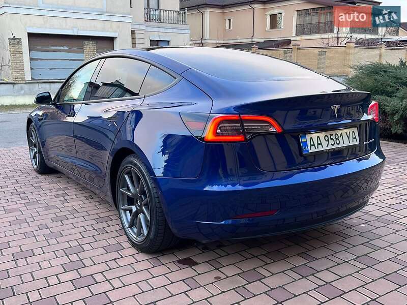 Седан Tesla Model 3 2021 в Львове
