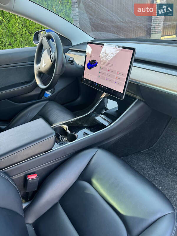 Седан Tesla Model 3 2019 в Львове