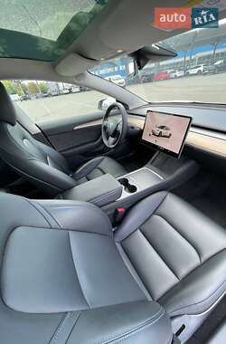 Седан Tesla Model 3 2023 в 