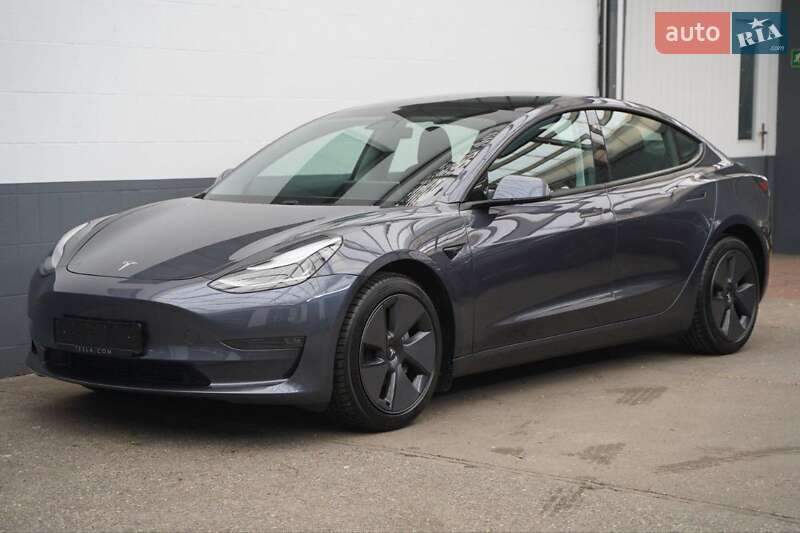 Седан Tesla Model 3 2023 в 