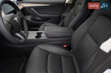 Седан Tesla Model 3 2023 в 