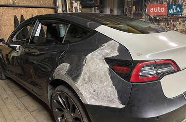 Седан Tesla Model 3 2022 в 