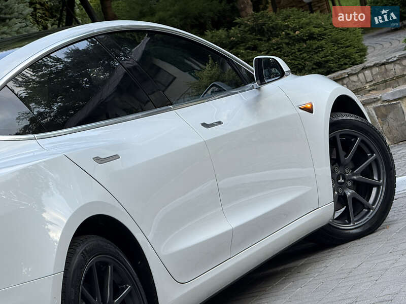 Седан Tesla Model 3 2020 в Дрогобыче