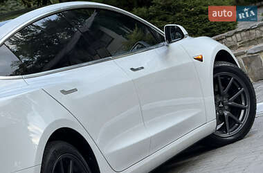 Седан Tesla Model 3 2020 в 
