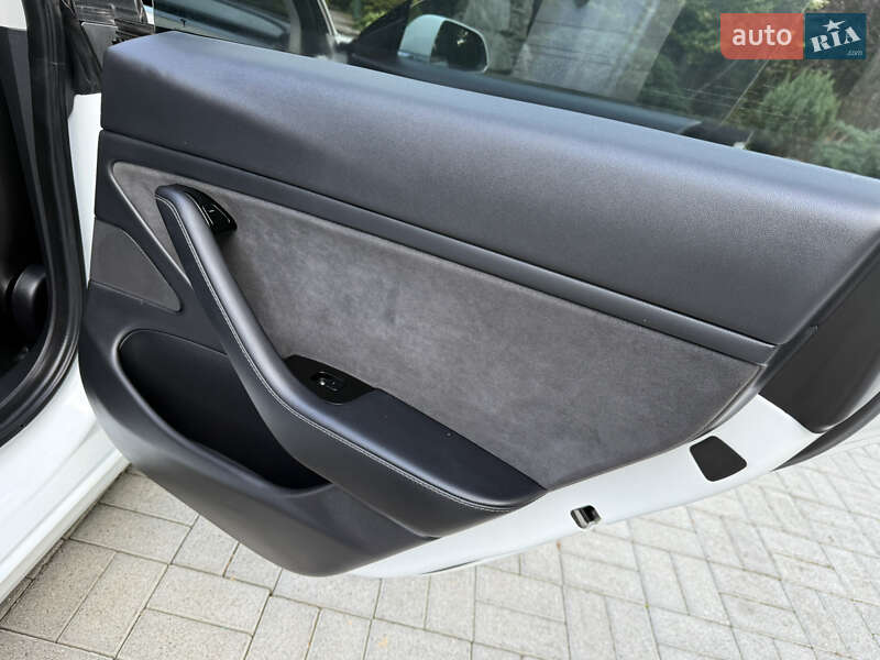 Седан Tesla Model 3 2020 в Дрогобыче