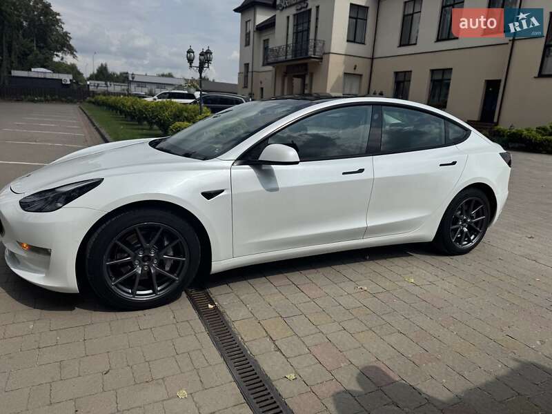 Седан Tesla Model 3 2022 в Стрые