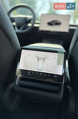 Седан Tesla Model 3 2024 в 