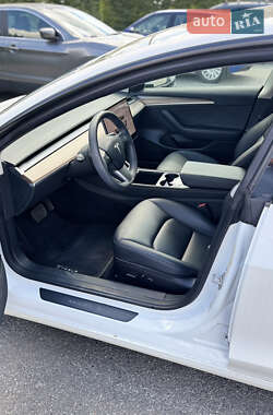 Седан Tesla Model 3 2023 в 