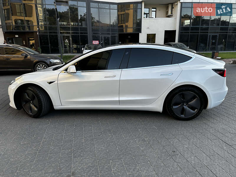 Седан Tesla Model 3 2019 в Львові