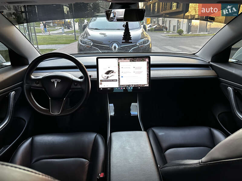 Седан Tesla Model 3 2019 в Львові