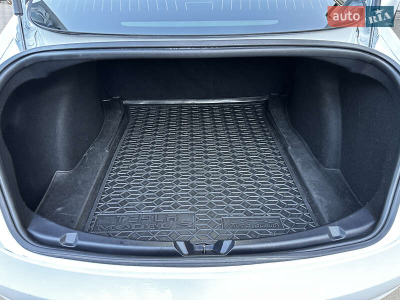 Седан Tesla Model 3 2019 в Львові